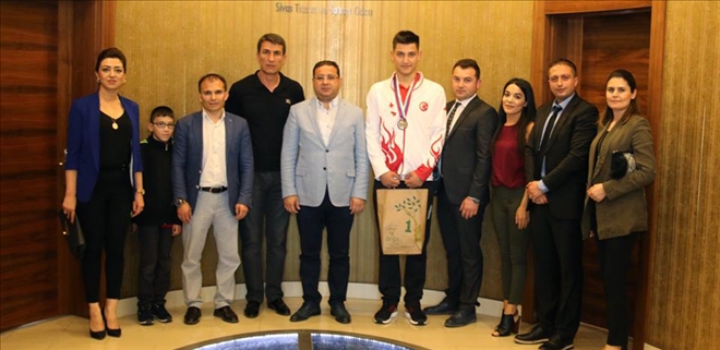 Eken, Güreşçiyi Çift Altın ile Ödüllendirdi