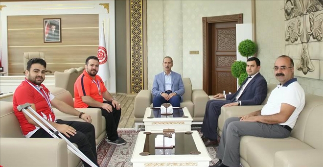 Rektör, güreşçileri altınla ödüllendirdi