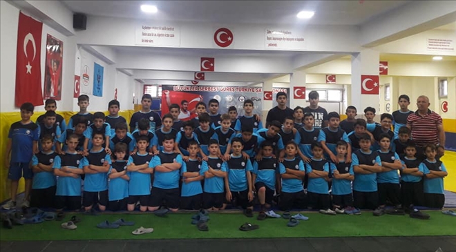 Sporculara antrenman malzemeleri dağıtıldı