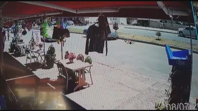  Konvoydaki otomobilin çarptığı çocuk yaralandı