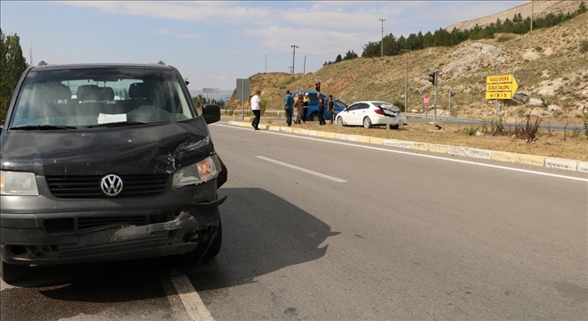 Sivasta Trafik Kazası: 2 Yaralı 