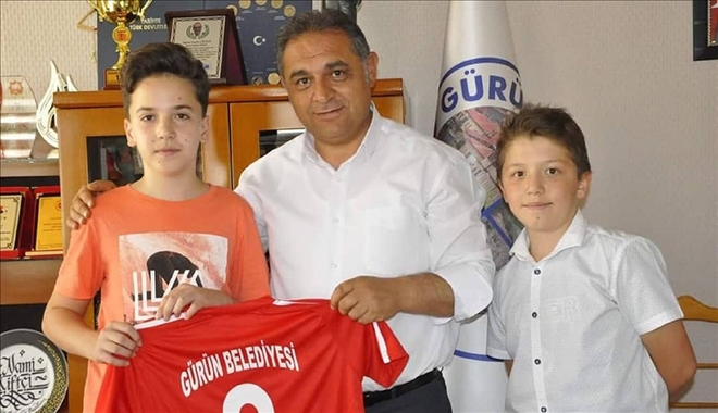 Başkan Sporculara Forma Hediye Etti
