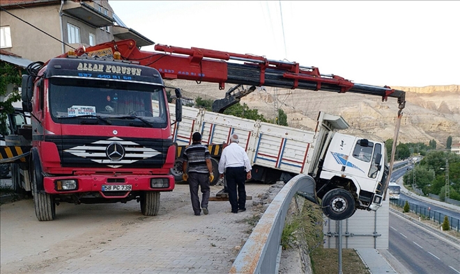 Freni Patlayan Kamyon İstinat Duvarında Asılı Kaldı 
