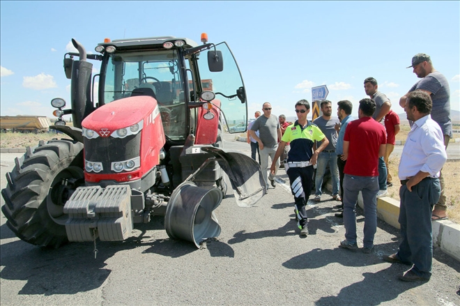Sivas´ta Otomobil İle Traktör Çarpıştı: 5 Yaralı