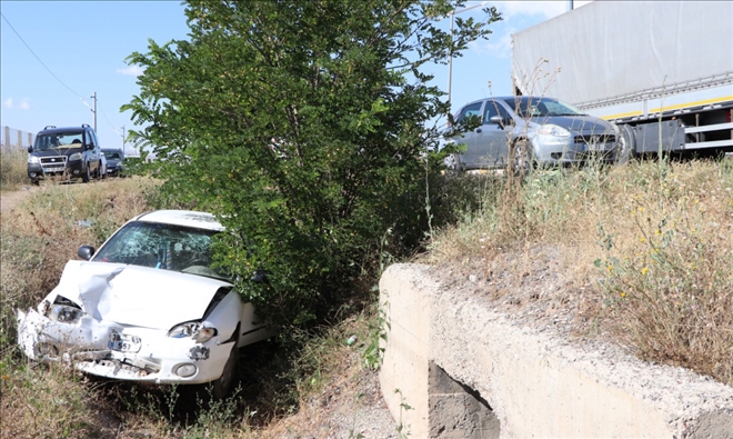 Cenaze Dönüşü Otomobil Menfeze Uçtu: 5 Yaralı 