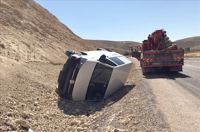 Gürün´de Minibüs Devrildi: 12 Yaralı