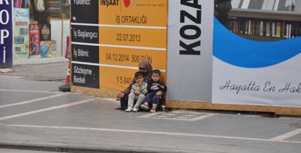 İki Çocukla Dilendi Hakaret Edip Kaçtı