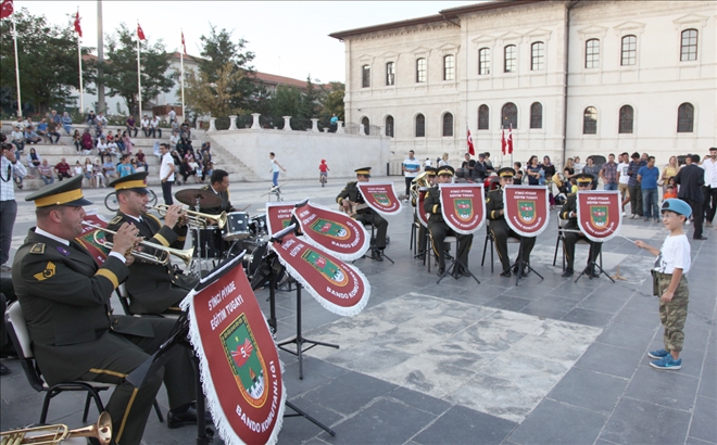 Minik Şef Askeri Bandoyu Yönetti 