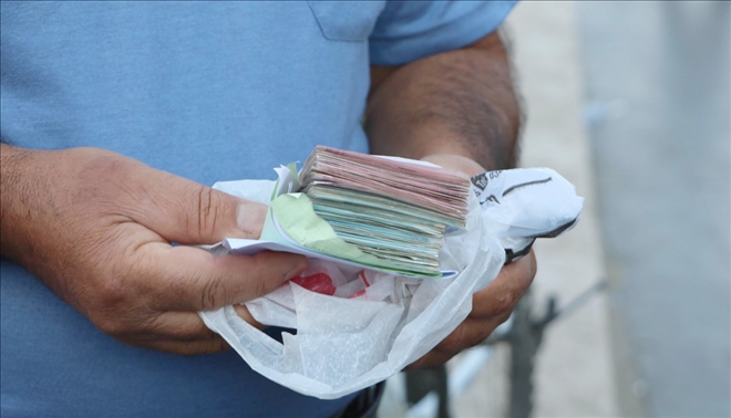 Yolda Bulduğu 20 Bin Lirayı Sahibine Teslim Etti
