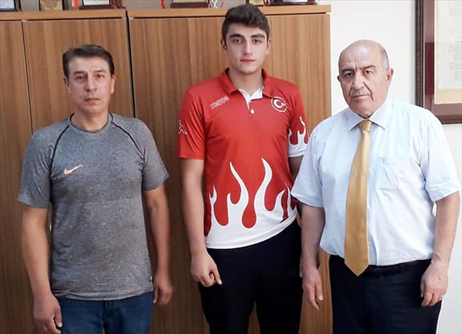 Kick-Boks´culardan Şube Müdürüne Ziyaret