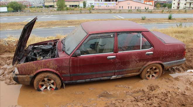 Çamurdan Kurtarmak İstediği Otomobilini Yaktı 