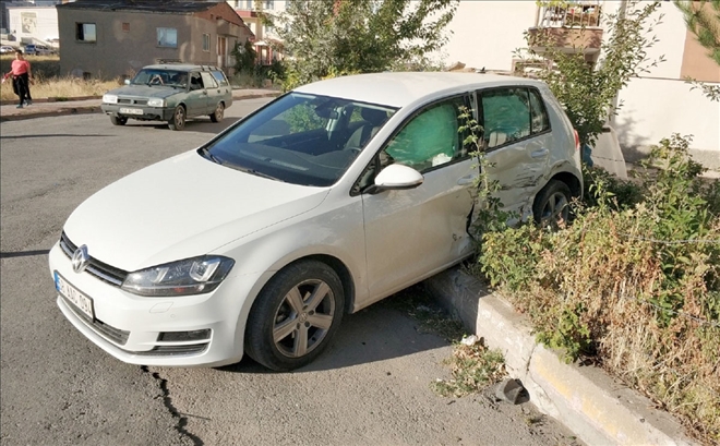 Hafif Ticari Araç İle Otomobil Çarpıştı: 4 Yaralı