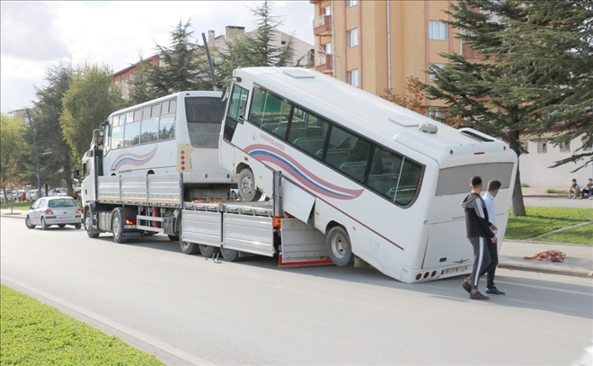 Tırdan Düşen Otobüs Şaha Kalktı