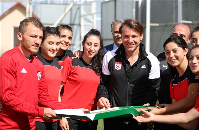 Kadın Futbolcular Yiğidolara Moral Verdi