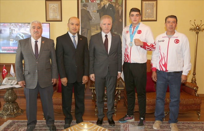 Vali´den Başarılı Sporculara Ödül