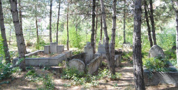 Ön Mezarlık Temiz Arkalar İçler Acısı