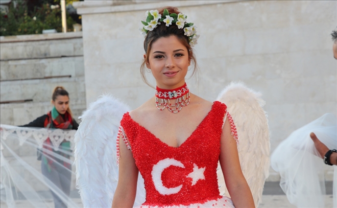 Cumhuriyet Bayramı´na Özel Türk Bayraklı Gelinlik 