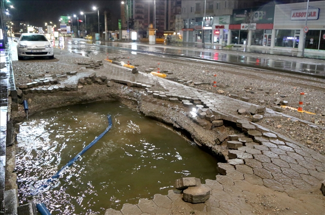 Su Borusu Patladı, İş Yerlerini Su Bastı