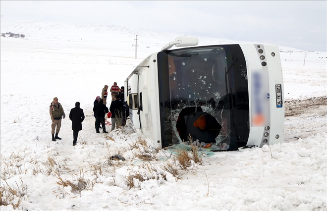Otobüs Şarampole Devrildi: 1´i Ağır, 20 Yaralı