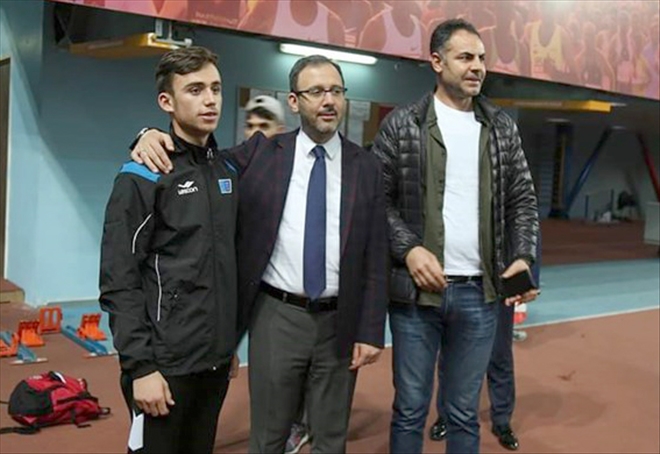 Bakan, Sivaslı Sporcuyu Tebrik Etti