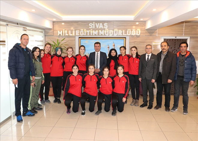 Hentbolculardan Müdür´e Ziyaret