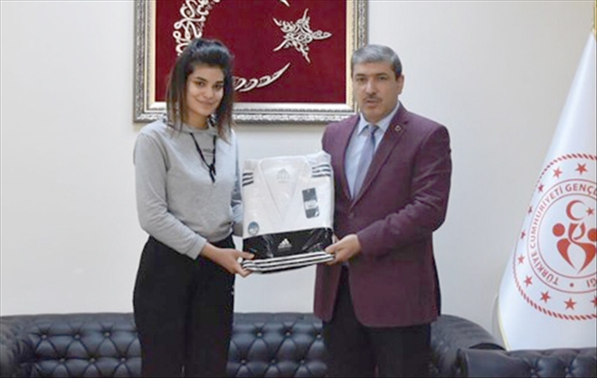 Müdür Tunç, Judogi Hediye Etti