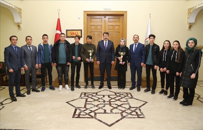 Şampiyon Badmintonculardan Vali´ye Ziyaret