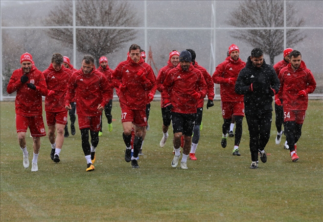 Sivasspor Kar Altında Çalıştı