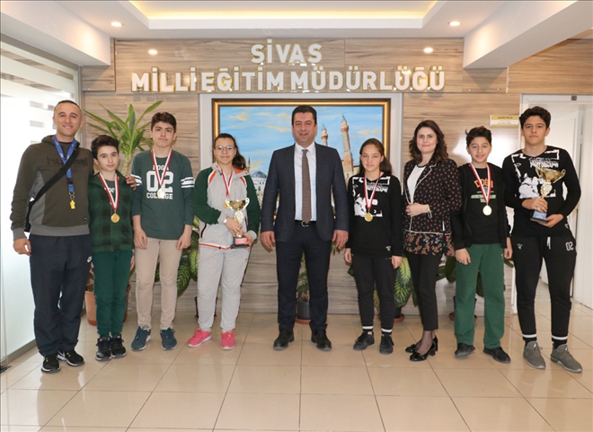 Tenisçilerden Müdüre Ziyaret