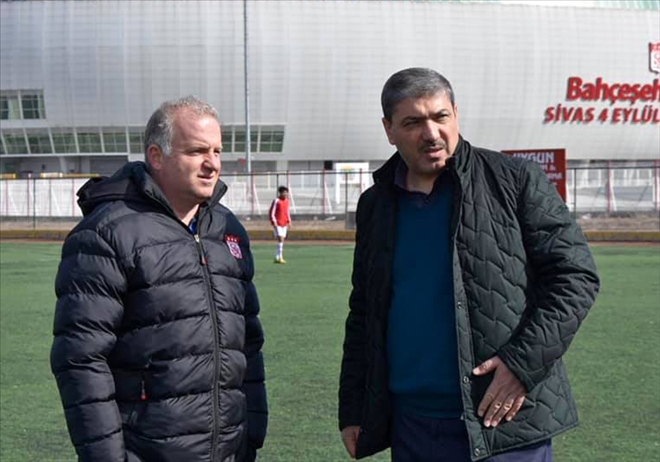 Futbol Sahalarını İnceledi