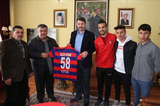 4 Eylülspor´dan Vali Ayhan´a Forma