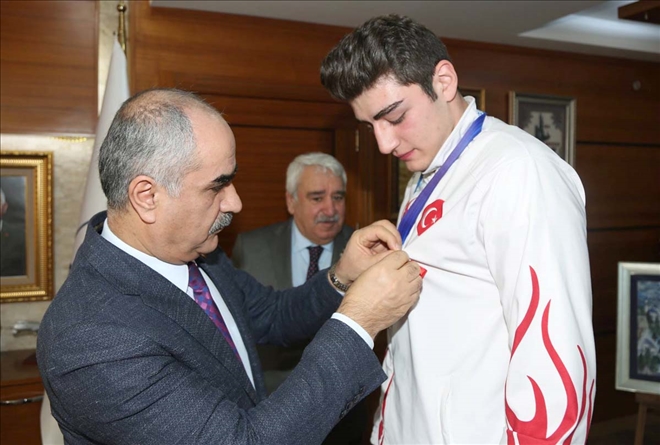 Başarılı Sporcu Altınla Ödüllendirildi