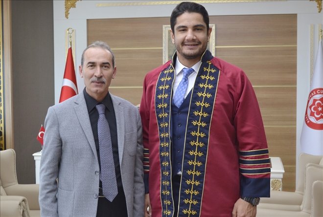 Şampiyon Güreşçi Mezun Oldu