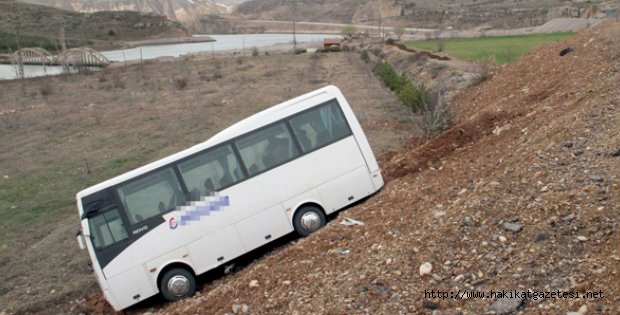 Minibüs Şarampole Yuvarlandı