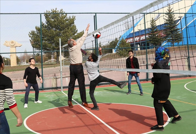 Rektör Öğrencilerle Voleybol Oynadı