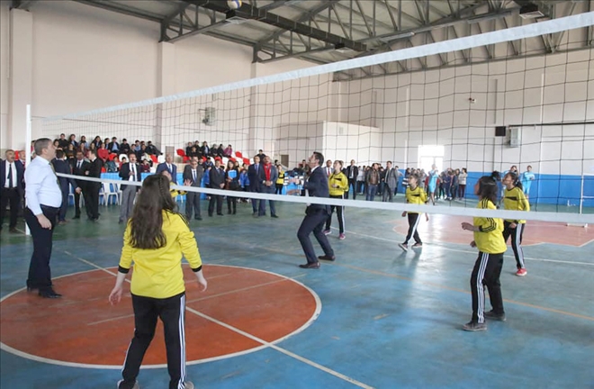 Vali ve Müdür Voleybol Oynadı