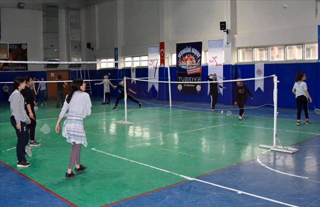 Badminton İdmanlar Sürüyor