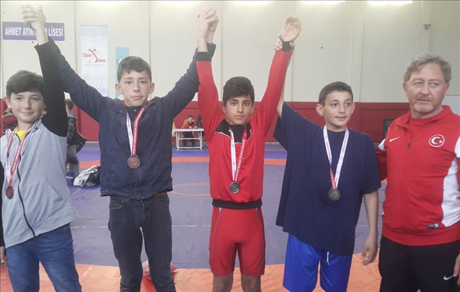 Minik Pehlivanlar Kıyasıya Güreşti