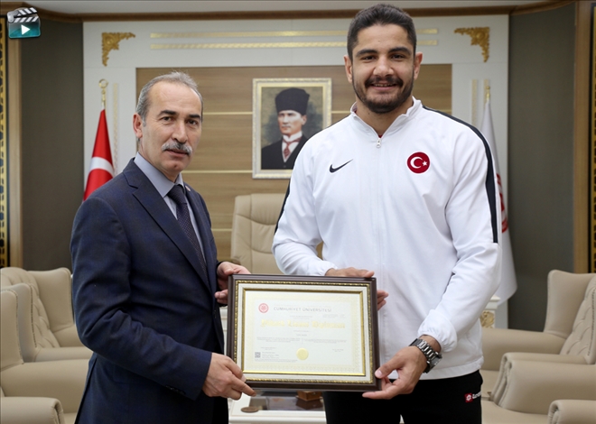 Diplomasını Yıldız´dan Aldı--Video