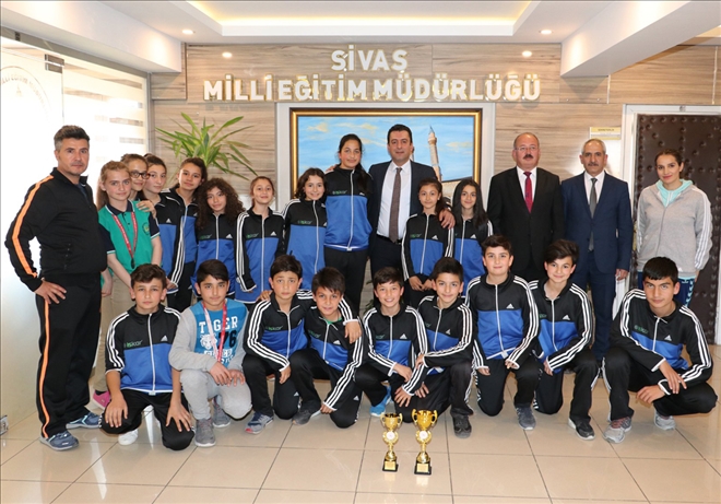 Savaşçı, Hentbolcuları Tebrik Etti