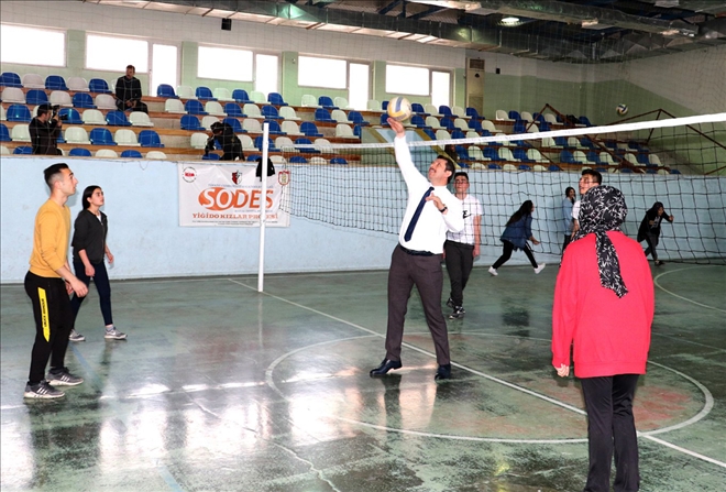 Vali, Futbol ve Voleybol Oynadı