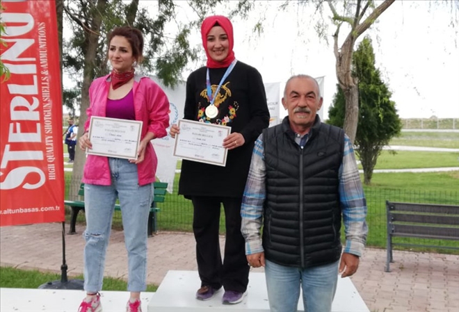 Gür, Altın Madalya Kazandı
