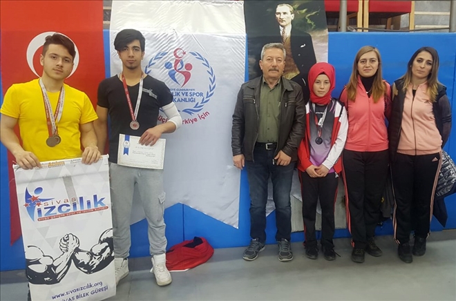 Sivaslı Sporcular Derece İle Döndü