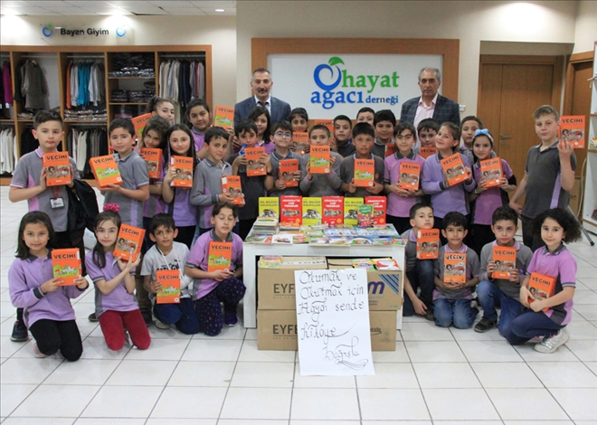 Öğrencilerden Kitap Bağışı