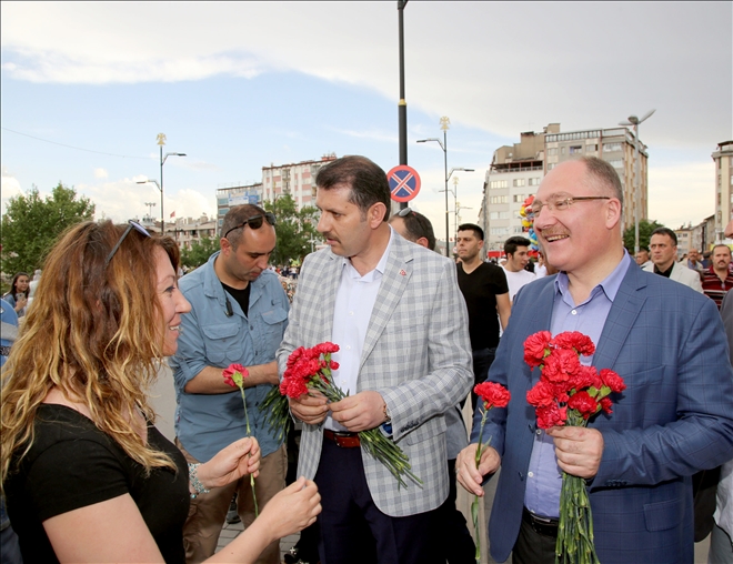 Halaylarla Karşılandılar