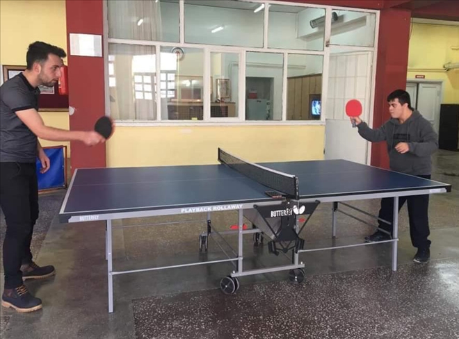 Özel Sporcular Masa Tenisi Oynuyor