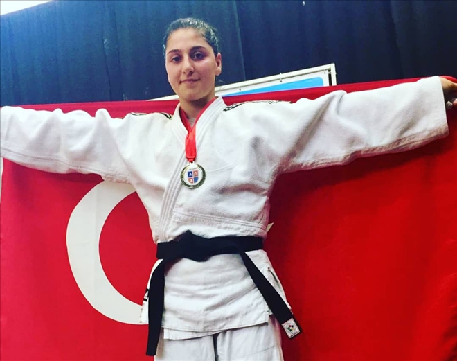 Almalı, Gümüş Madalya Kazandı