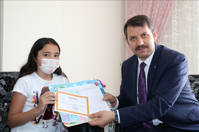 Karnesini Evinde Valinin Elinden Aldı 
