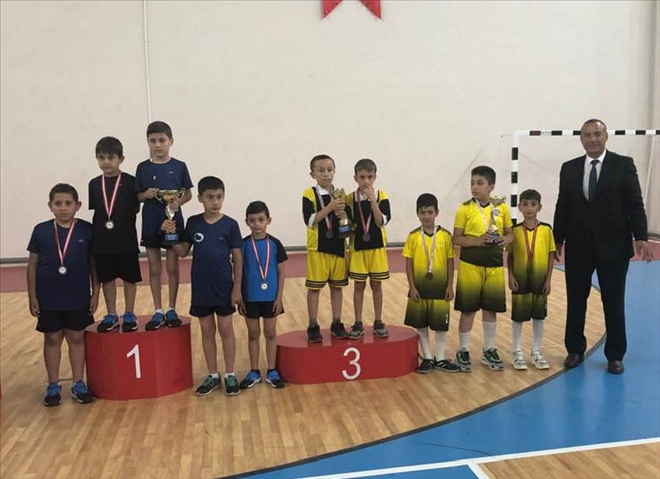 Minikler Kupalarını Aldı