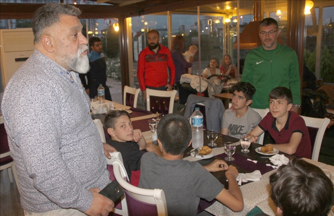 Başkandan Şampiyon Takıma Yemek